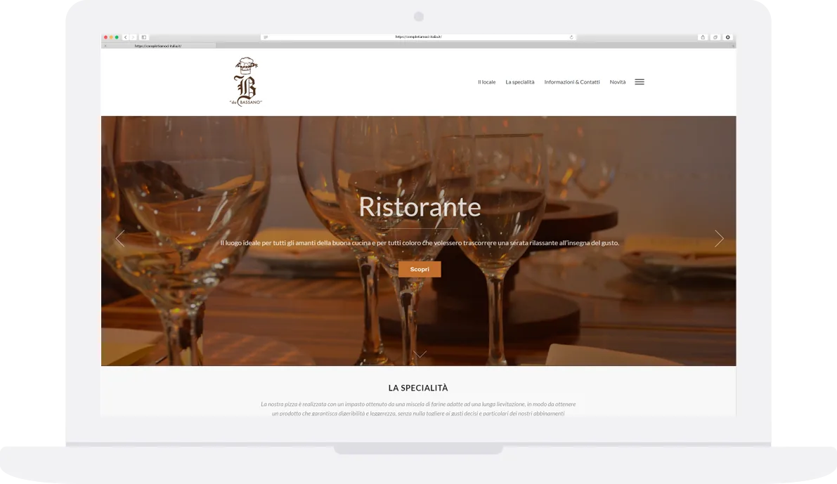 Laptop con la homepage della Pizzeria da Bassano e calici di vino